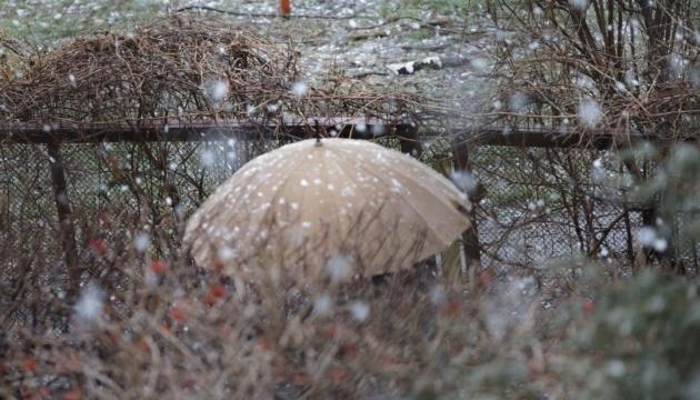 В Україні завтра на деяких територіях очікуються невеликі опади у вигляді дощу та мокрого снігу, а вдень температура підніметься до +13°.
